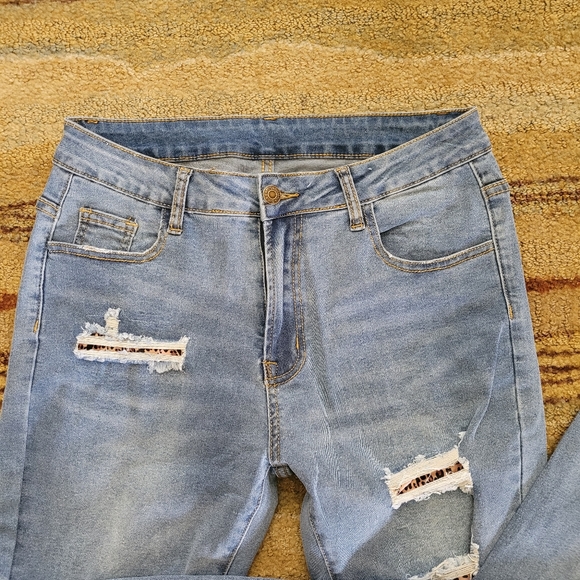 💜 New Print Patch Distressed Jeans - Picture 6 of 6